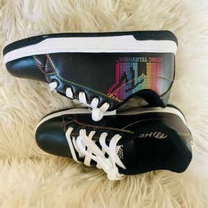 Women’s size 6 Heelys or youth  size 4. Worn only a couple of times. Like new!!